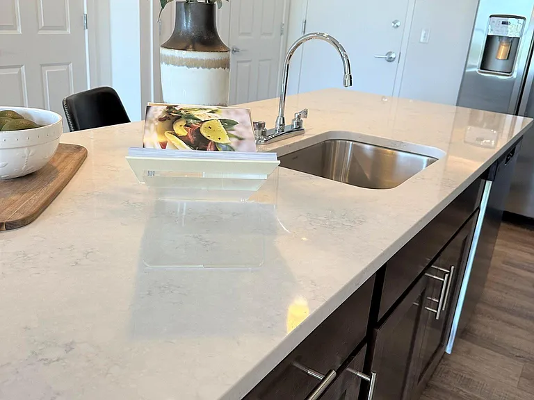 660 E Cypress St — Photo 3