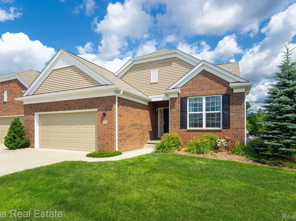 272 Trimble St, Lake Orion, MI 48360