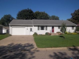 907 N Blue Mound Ave, Luverne, MN 56156