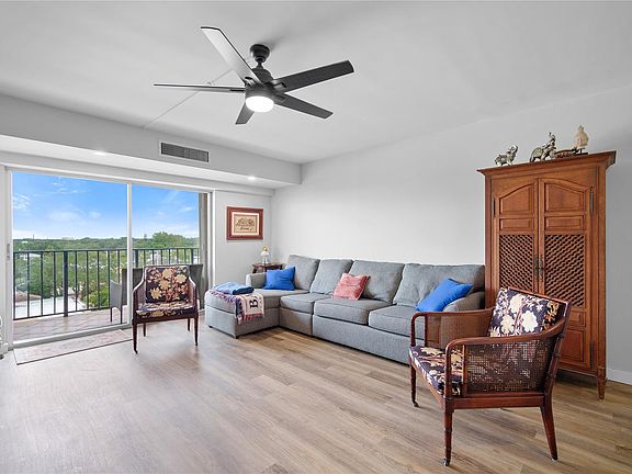3rd image of 1625 SE 10th Avenue #606