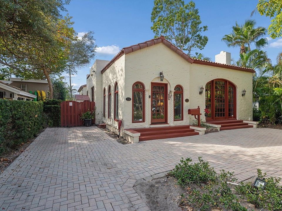 1st image of 704 SE 8th Street