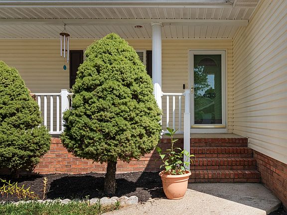 3rd image of 1033 Sivley Rd