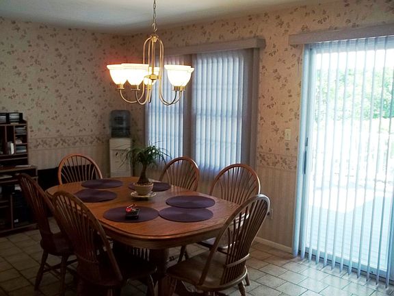 2nd image of 1382 Mountain View Dr