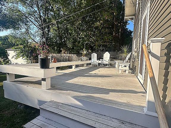4th image of 381 Elm St