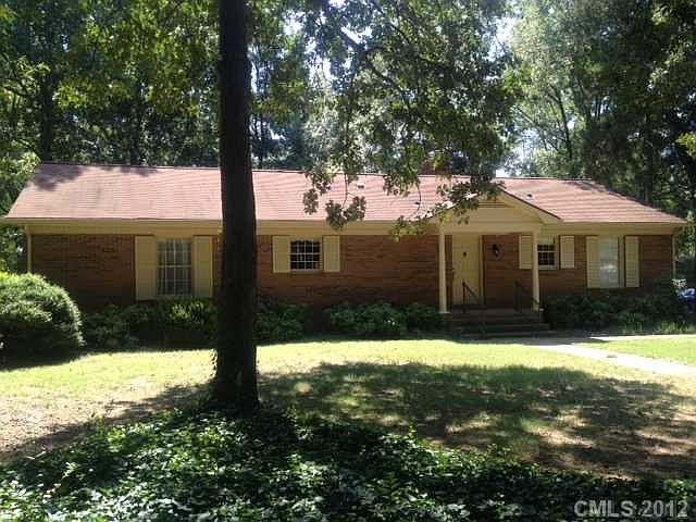 1st image of 2400 Vista Dr