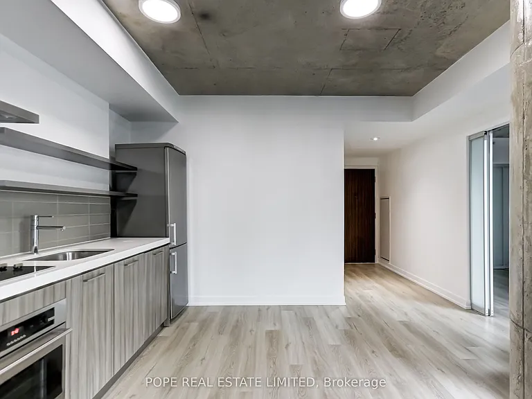 560 King St W #726 — Photo 17