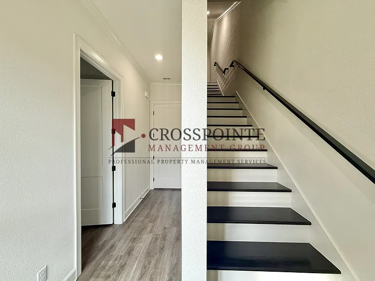 548 W Erwin St — Photo 6