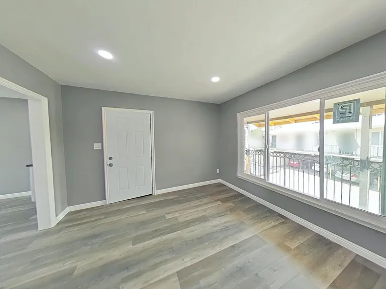 1119 N Mayfield Ave — Photo 5