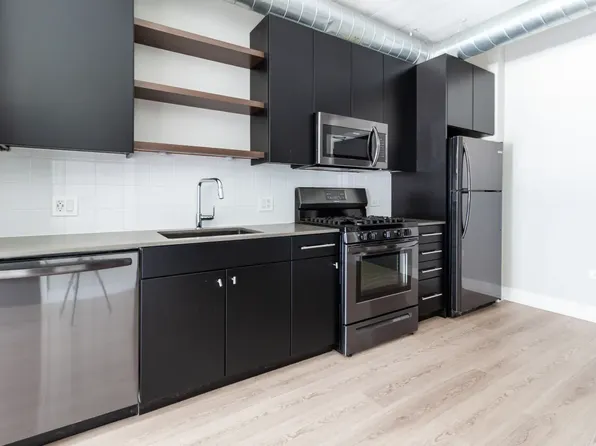 1043 W Belmont Ave #403, Chicago, IL 60657