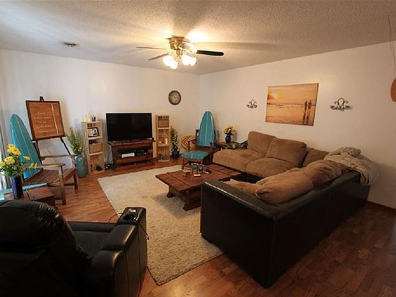 3rd image of 328 Palomino Ln