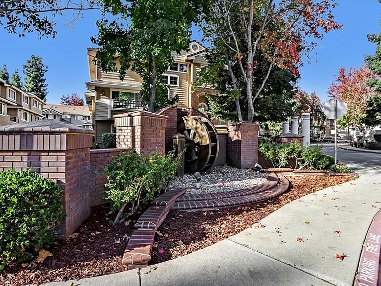 522 Mill River Ln — Photo 14