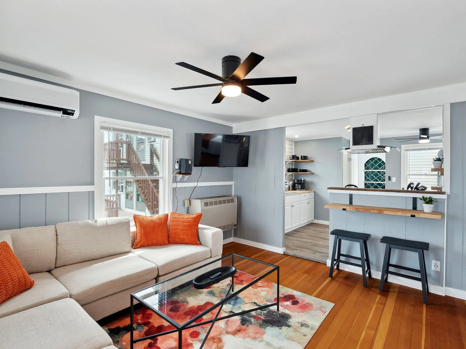 3 bed, 900 sqft, $2,300 — Photo 3