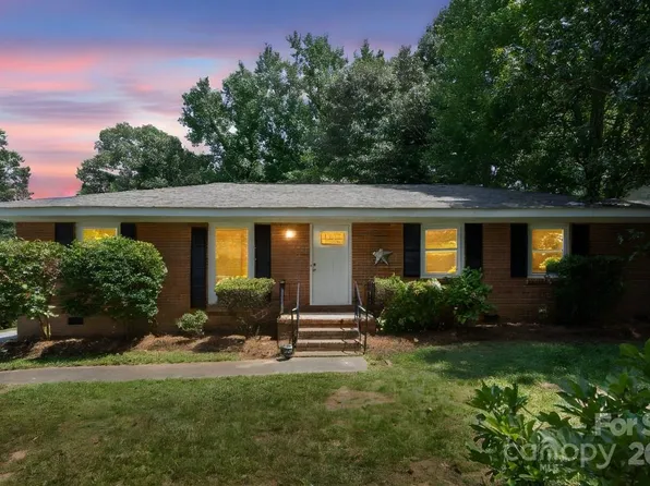 318 Cedarwood Ln, Matthews, NC 28104
