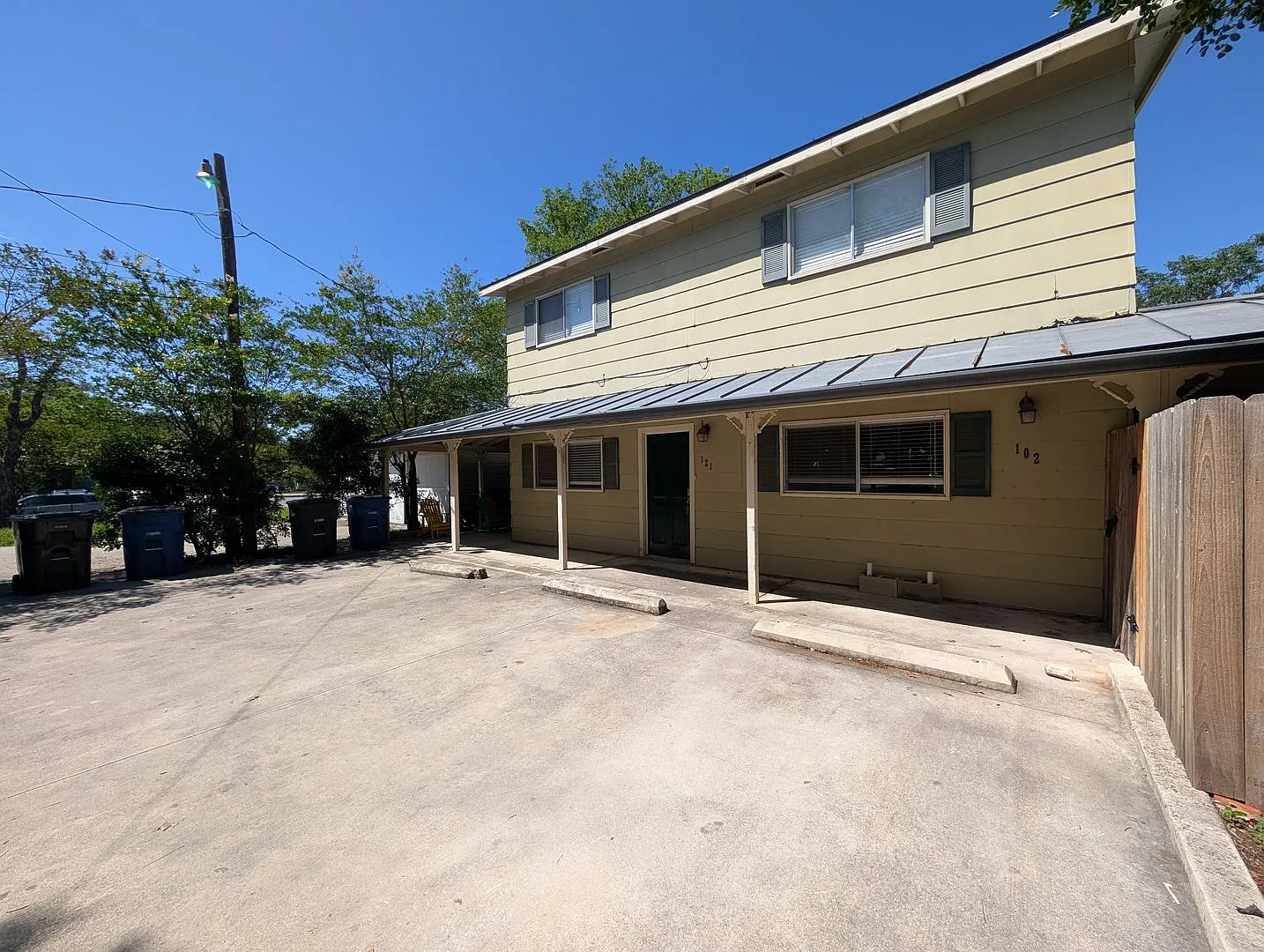 Walk to the Comal River, Schlitterbahn, & Downtown NB /1/1 Duplex with Courtyard! Includes Fridge... — Photo 2