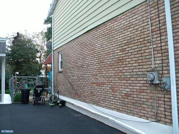 3rd image of 122 S Chestnut St