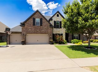6214 S 28th St, Rogers, AR 72758