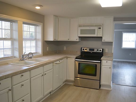 4th image of 128 Grant St