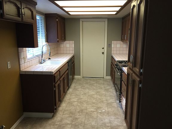 5th image of 748 W Indianapolis Ave