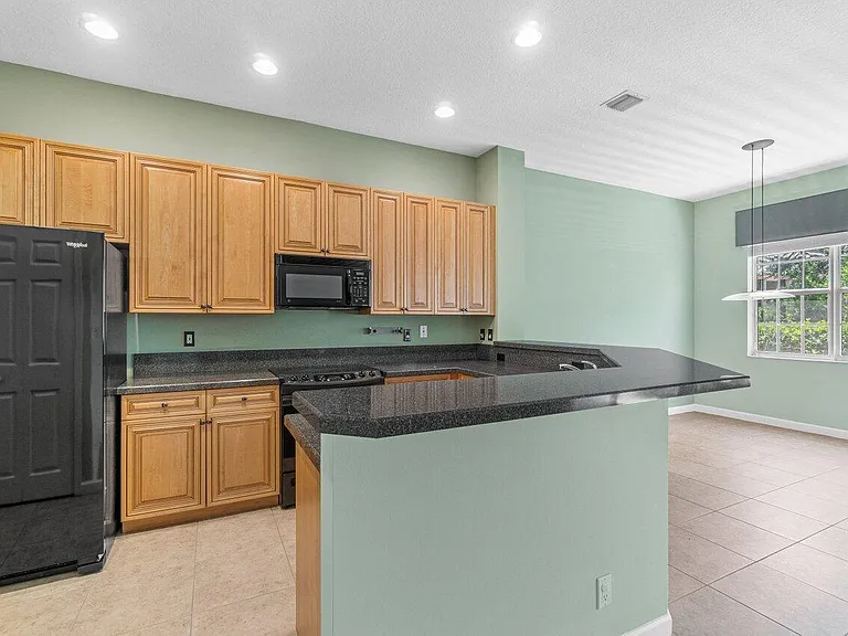 526 Commons Dr — Photo 9