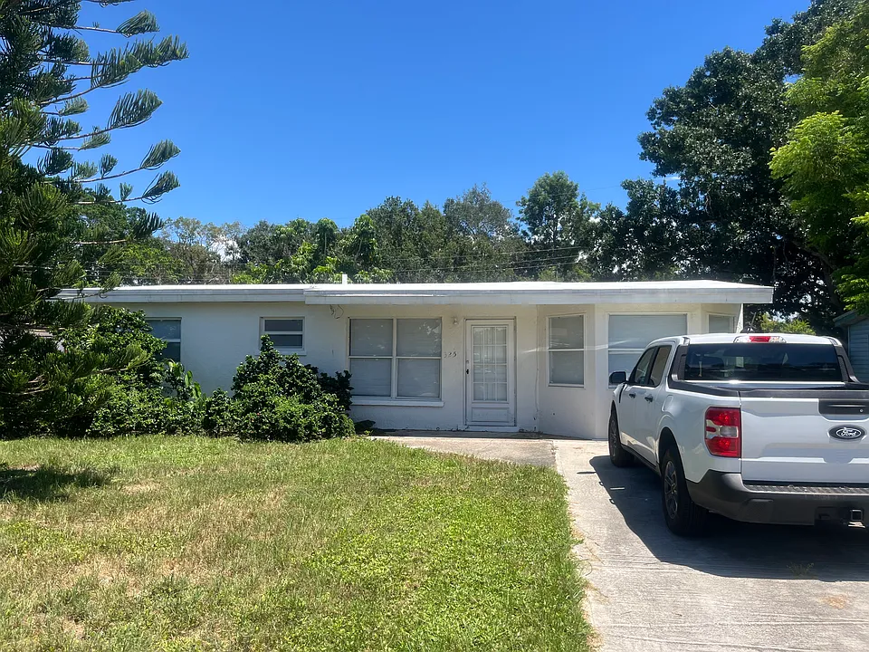 325 E Cornelius Cir