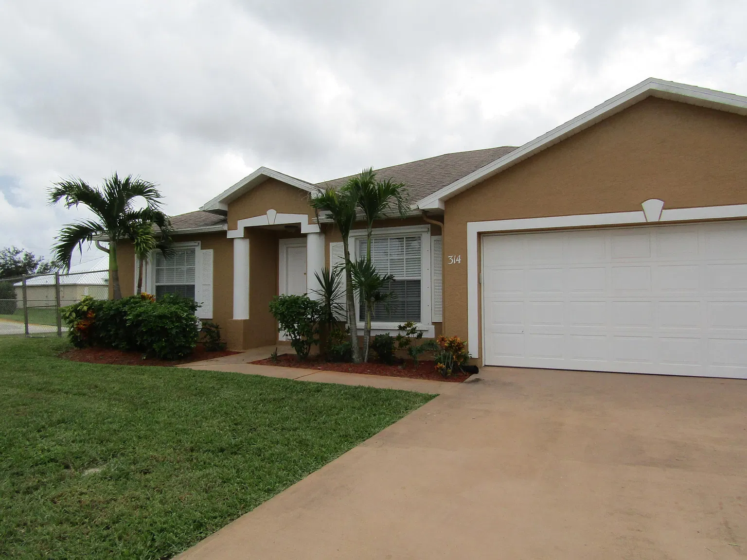 4 bed, 2.0 bath, 1621 sqft, $2,600 — Photo 2