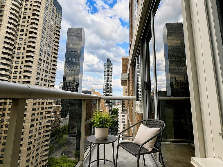 234 E 46th St #Penthouse 2103 — Photo 12
