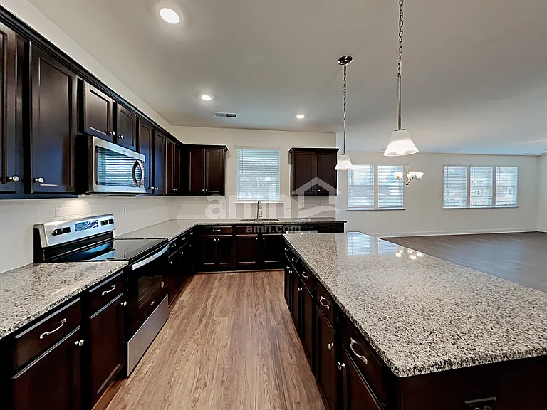 2121 Laurel Village Cir — Photo 3
