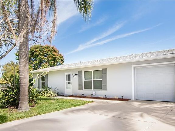 5th image of 325 NE Camelot Dr