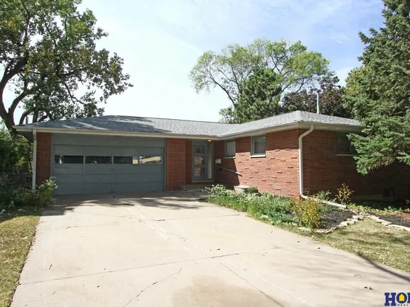 241 Wedgewood Dr, Lincoln, NE 68510