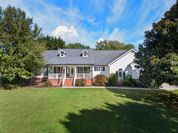 1957 Lakebrook Cir, Dandridge, TN 37725