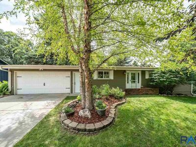 8 N Fairway Cir, Sioux Falls, SD, 57110