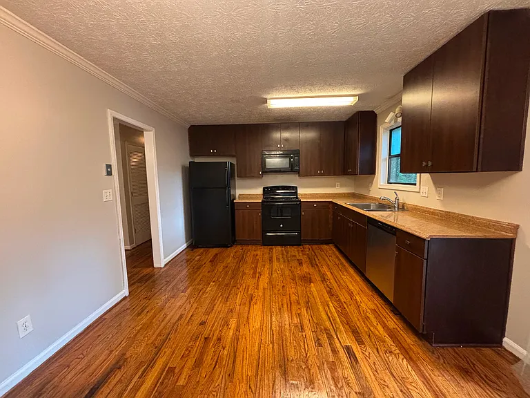 1259 N Lea Ct SE #B — Photo 2