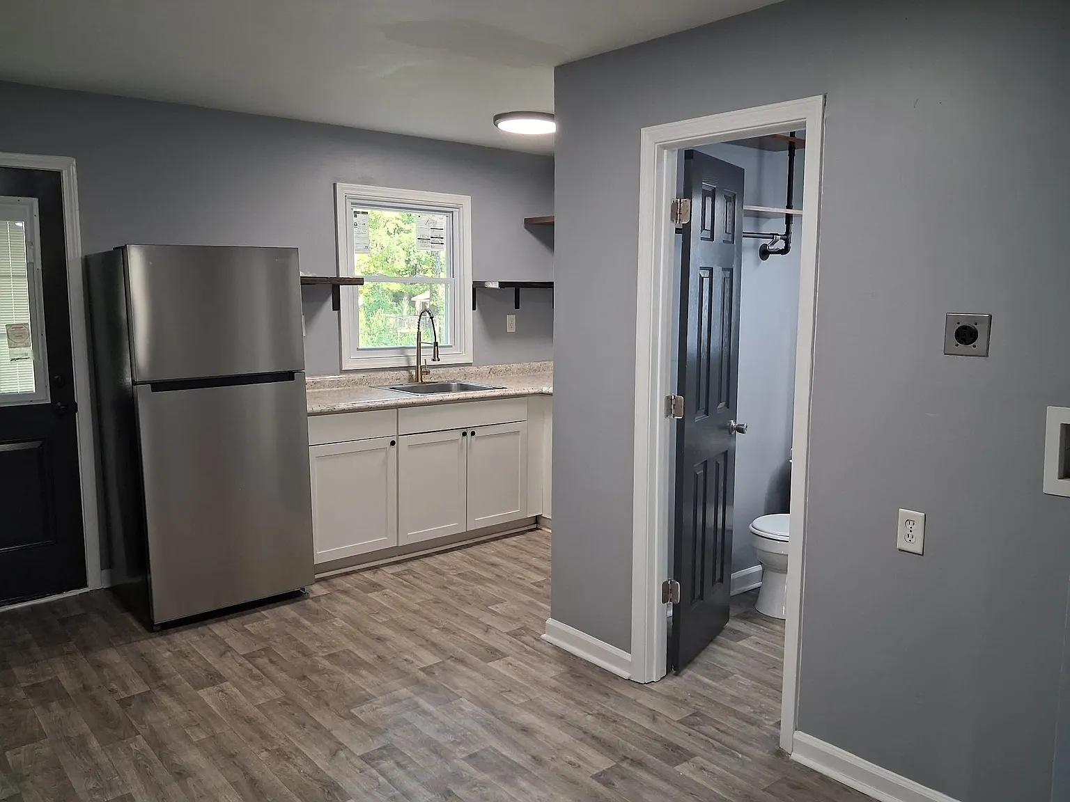 2 bed, 700 sqft, $1,200 — Photo 2