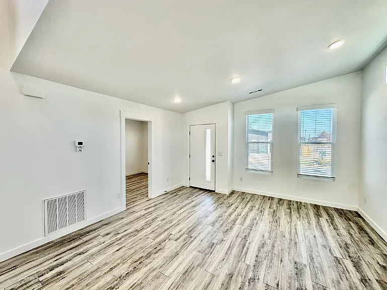 1101 States Ave — Photo 3