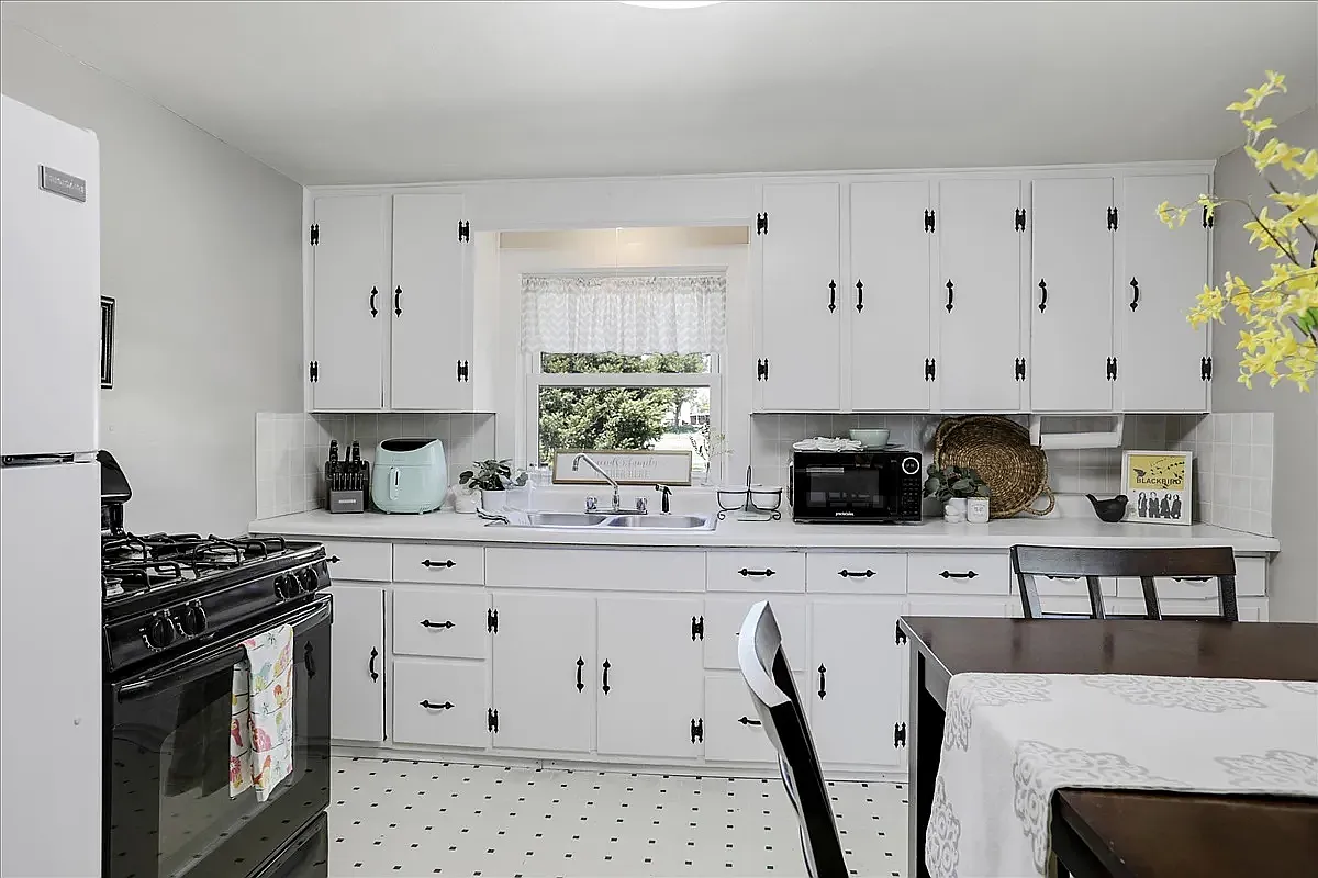 3 bed, 1625 sqft, $1,700 — Photo 3