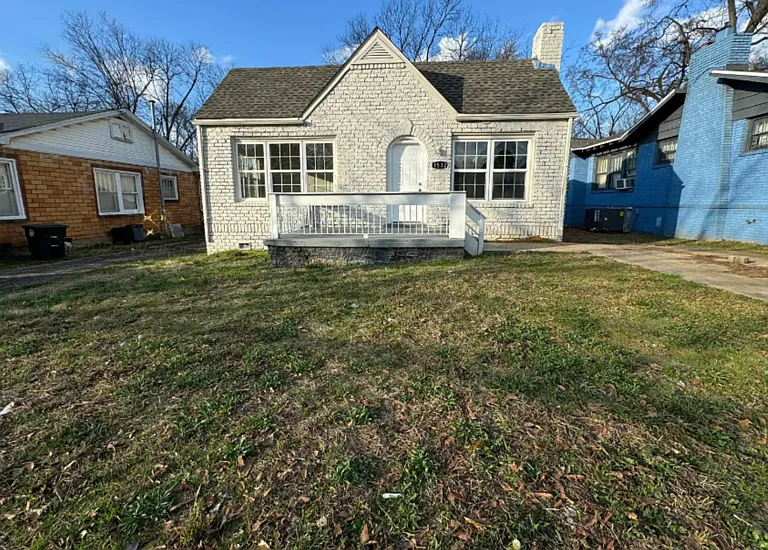 1532 Bay Ave SW — Photo 1