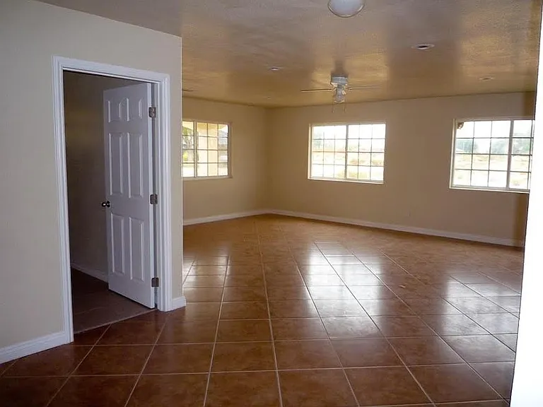 10600 Sheridan St — Photo 7