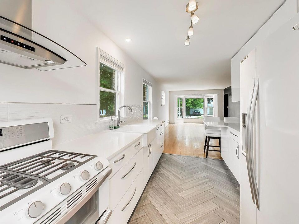 2nd image of 5454 W Gettysburg St