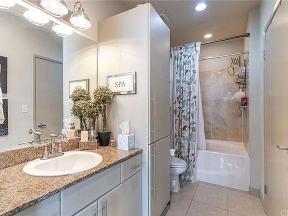 5th image of 488 E Ocean Blvd Unit 916