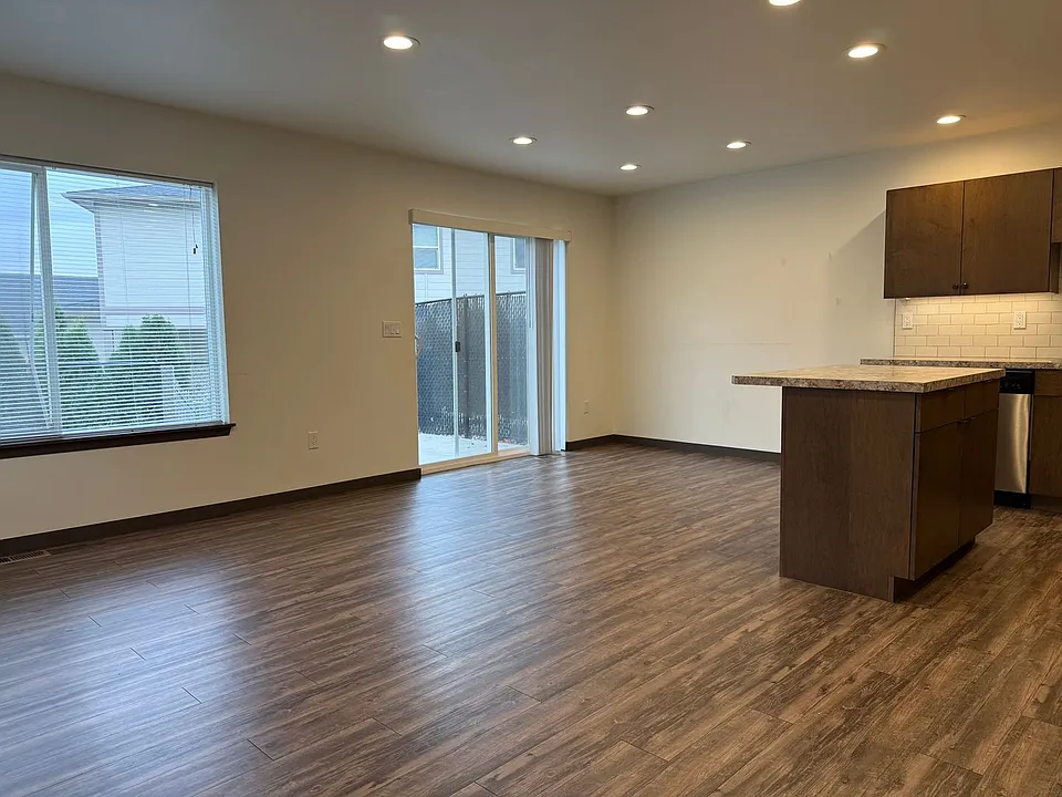215 N 76th Ave