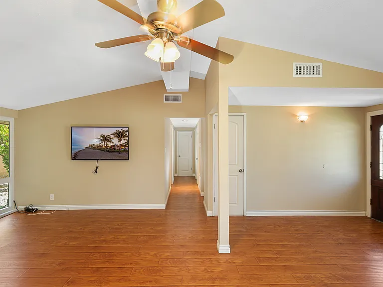 526 N Emerald Dr — Photo 10