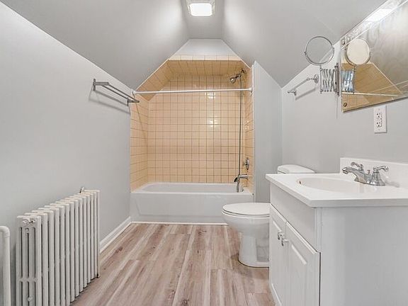 2nd image of 1122 Caroline St APT 4