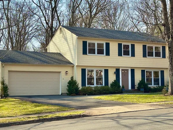 1513 Hiddenbrook Dr, Herndon, VA 20170