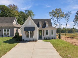 1067 Woodland Ln, Opelika, AL 36801