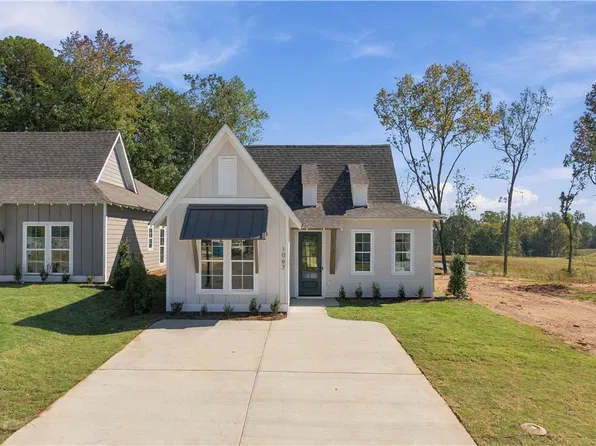 1067 Woodland Ln, Opelika, AL 36801