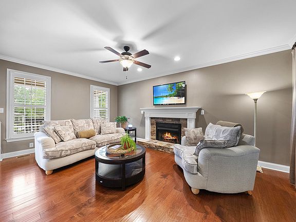 4th image of 905 Golden Star Way