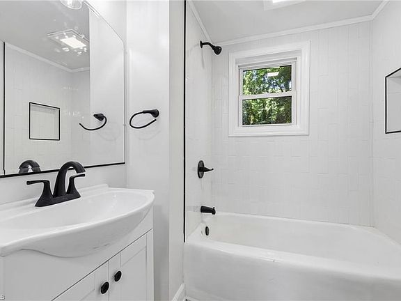 4th image of 1604 Victory St