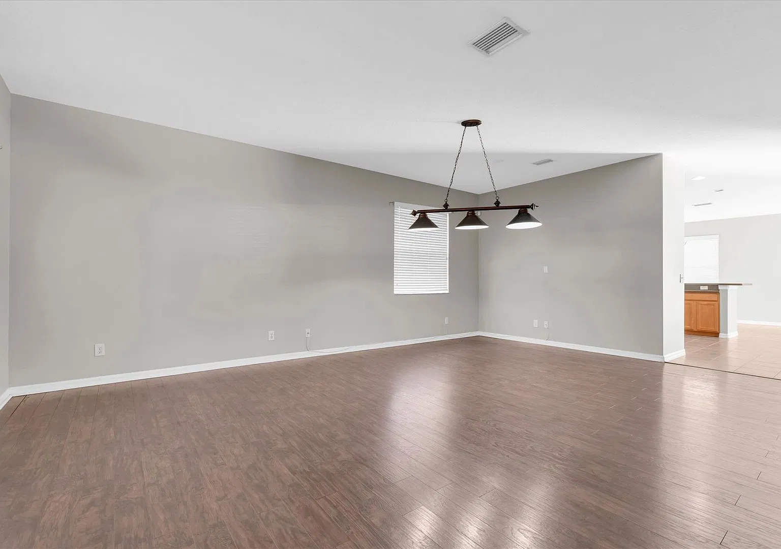 Spacious 6-bedroom home! Ready 10/10 — Photo 3
