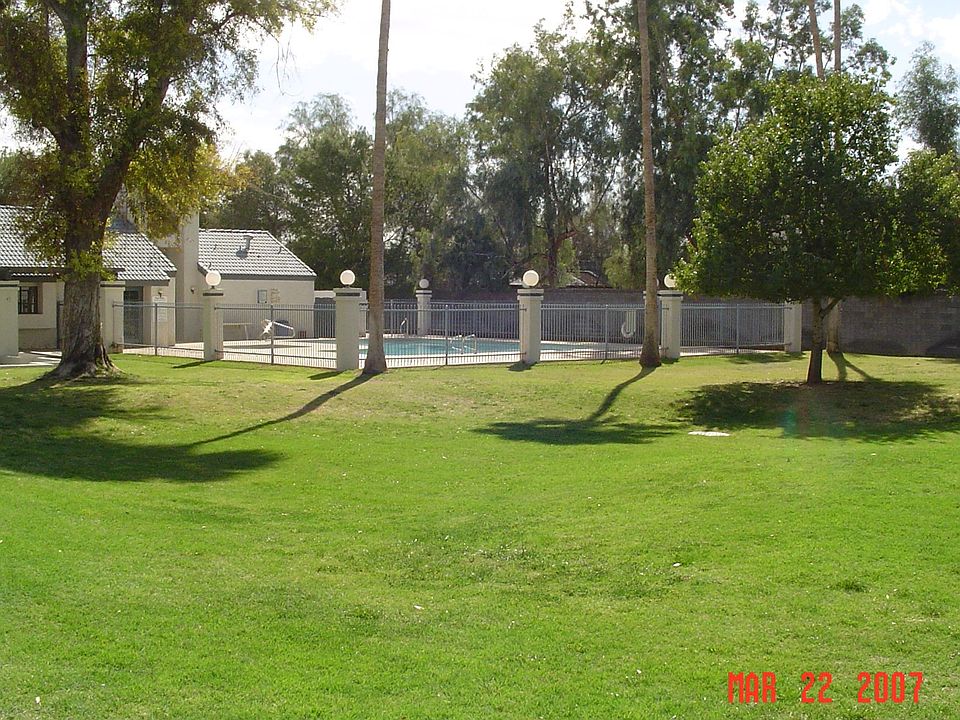 Greenbelt and community pool w/ heated spa 