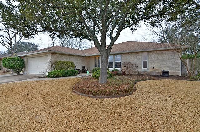 1st image of 900 Deepwood Dr